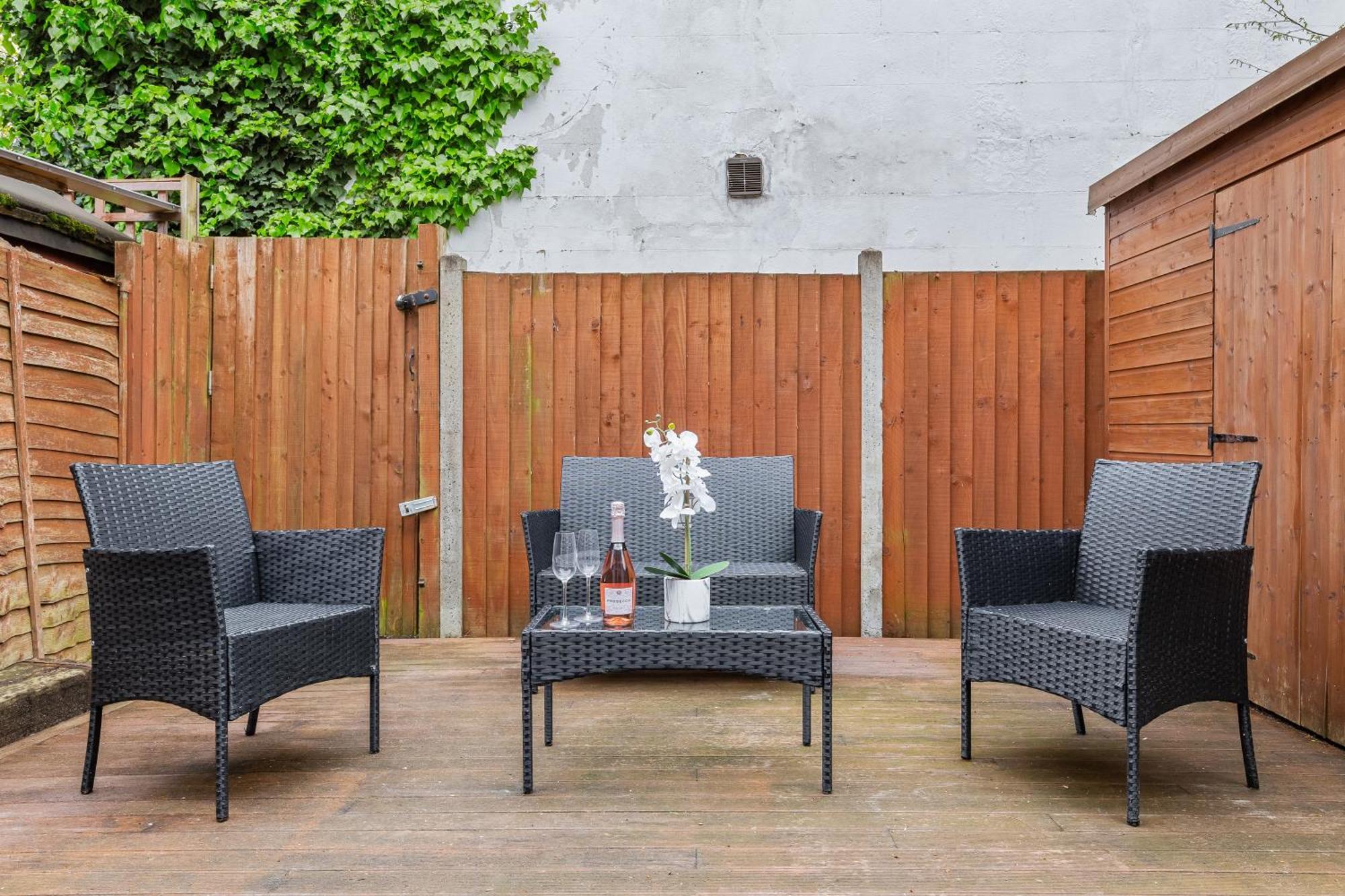 Elegant Oasis - 2 Bed - Garden - 65 Inch Tv & Netflix Apartment *